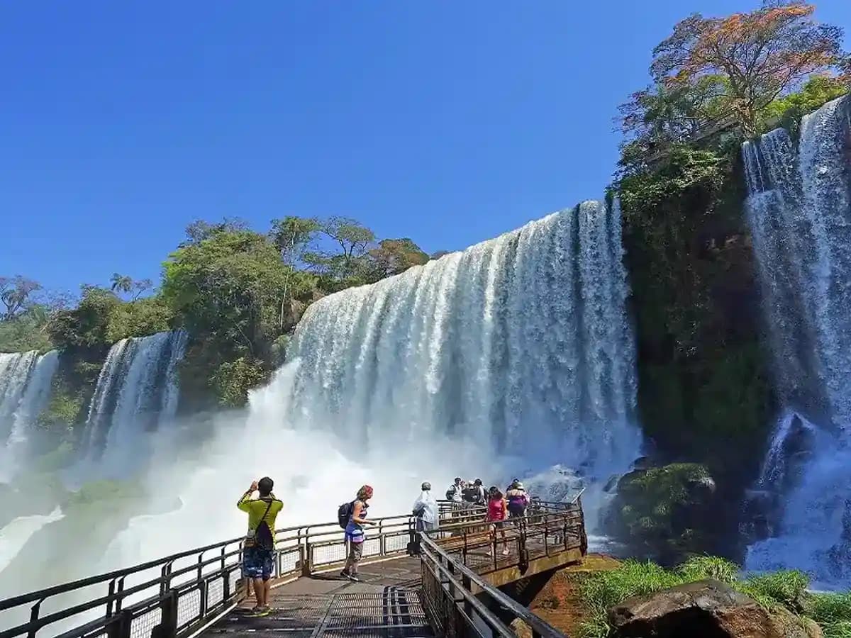 Pasarelas y saltos de las Cataratas del Iguazú