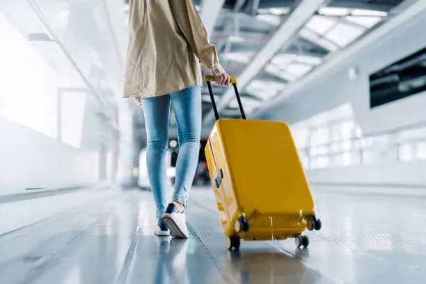 Viajero con equipaje en una terminal aérea